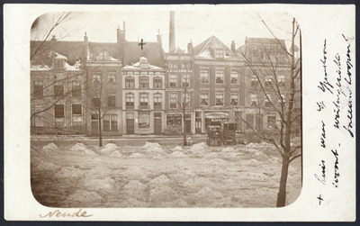 606108 Gezicht op de Neude te Utrecht met bij elkaar geveegde sneeuwhopen; op de achtergrond de voorgevels van de ...